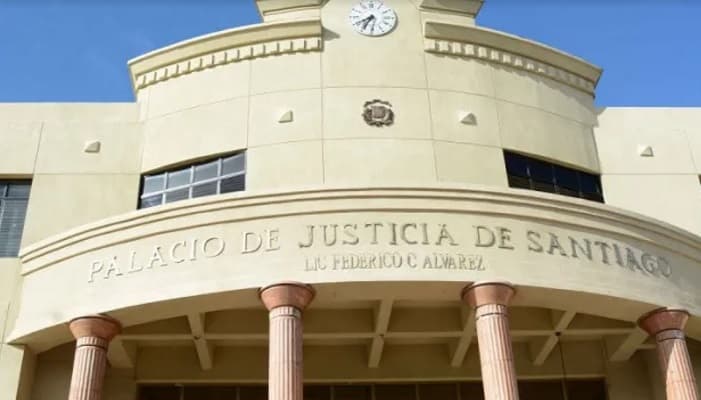 Mujer fue condenada a 20 años por tortura y abuso físico contra dos hijos en Santiago