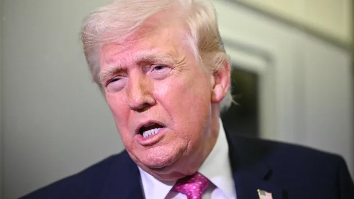 Trump recibió con honores en la Base Dover los restos de los cuatro militares estadounidenses muertos la semana pasada en ataques iraníes en Jordania e Irak