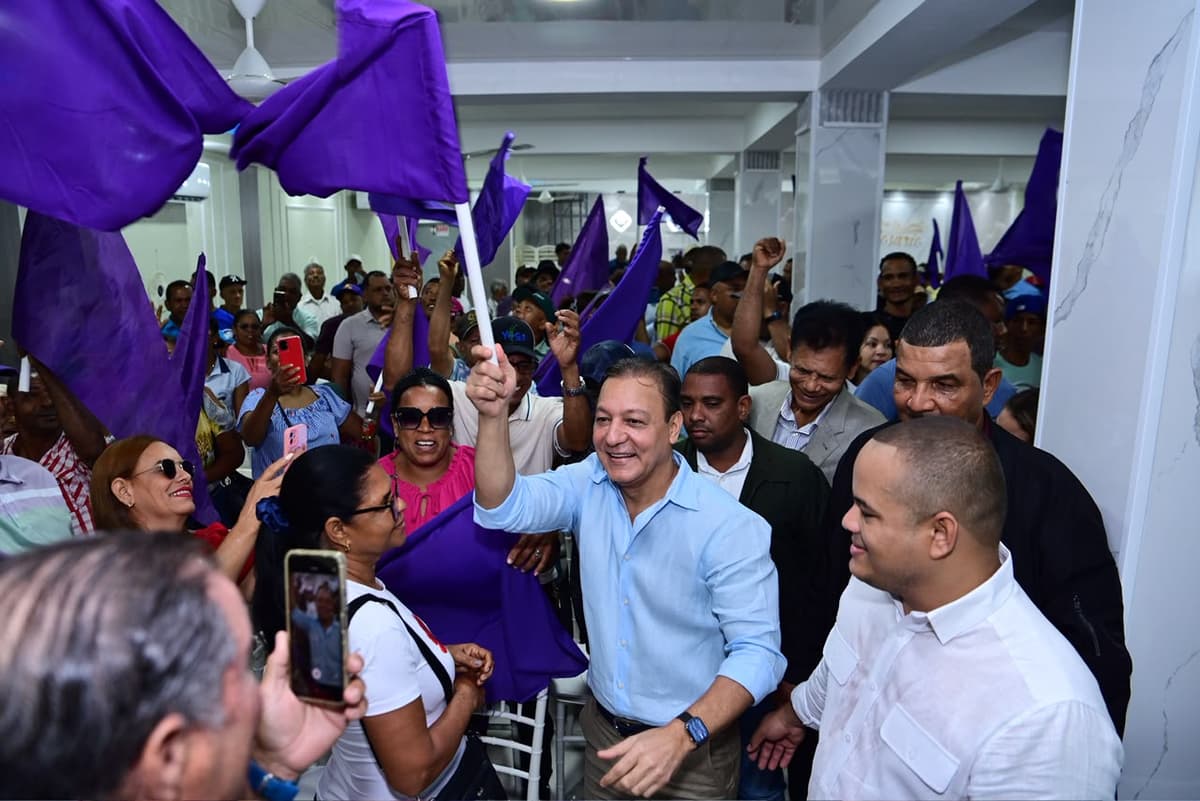 Abel Martínez reafirma su compromiso como servidor público en encuentro del PLD
