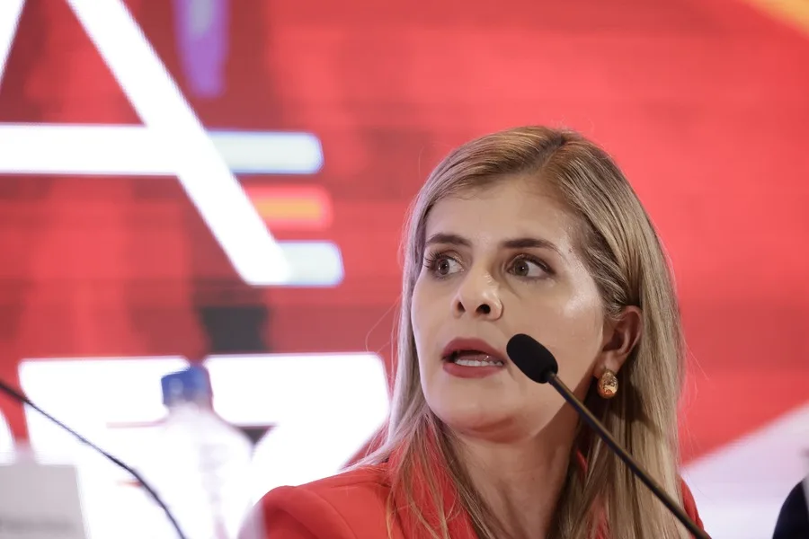 Evacuan a la presidenta de Costa Rica de una gira de campo tras escucharse una explosión