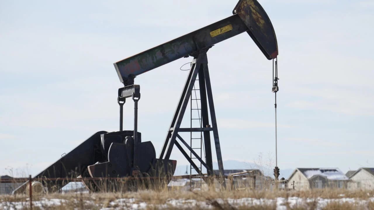 El petróleo cae mientras aumenta el tráfico en Ormuz y avanzan diálogos entre EE. UU. e Irán