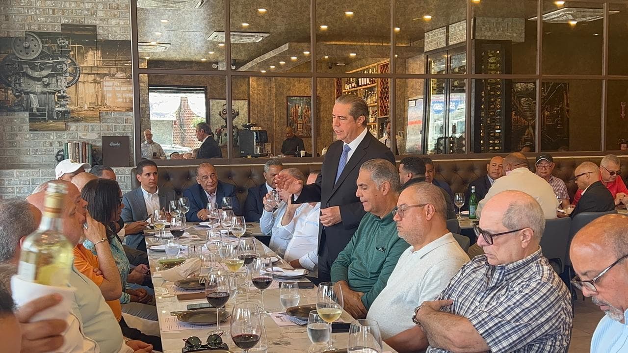 Francisco Javier socializa con dueños de supermercados NY propuesta para gobierno 2028-2032