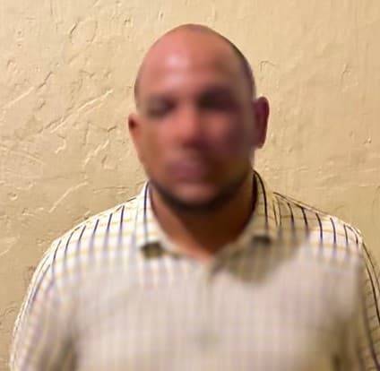 Policía Nacional arresta en flagrante delito a hombre armado acusado de agredir y amenazar a su pareja en Pedernales