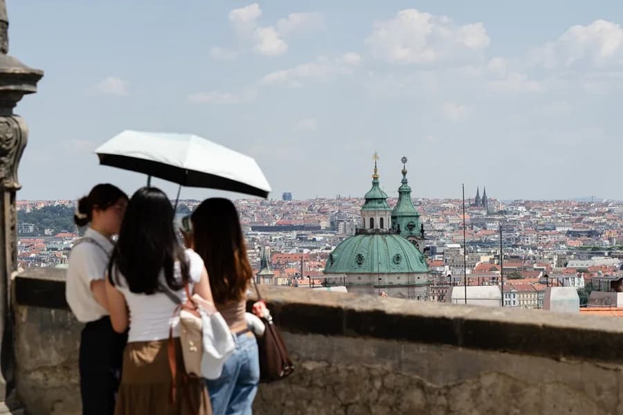 Ola de calor en Europa: París cancela la Marcha del Orgullo y Reino Unido recomienda no viajar en tren