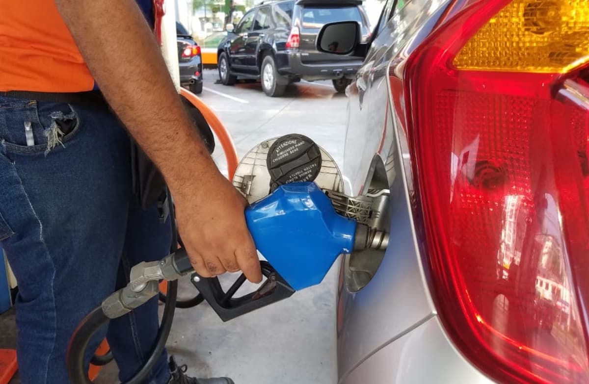 RD deberá imitar a EEUU y bajar precios de combustibles tras caída del costo del petróleo, según sectores