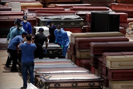Cientos de ataúdes llegan a La Guaira para fallecidos por terremotos