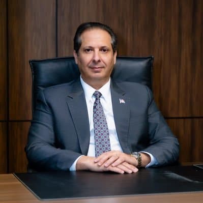 Ministro de Salud Pública Atallah advierte que usar el celular antes de dormir daña la calidad del sueño