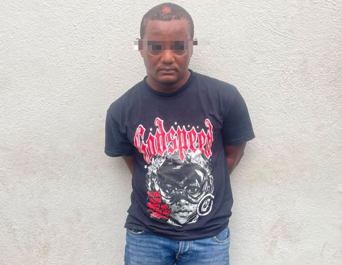 PN arresta en flagrante delito a hombre acusado de herir a su expareja con arma blanca en Los Guaricanos, SDN
