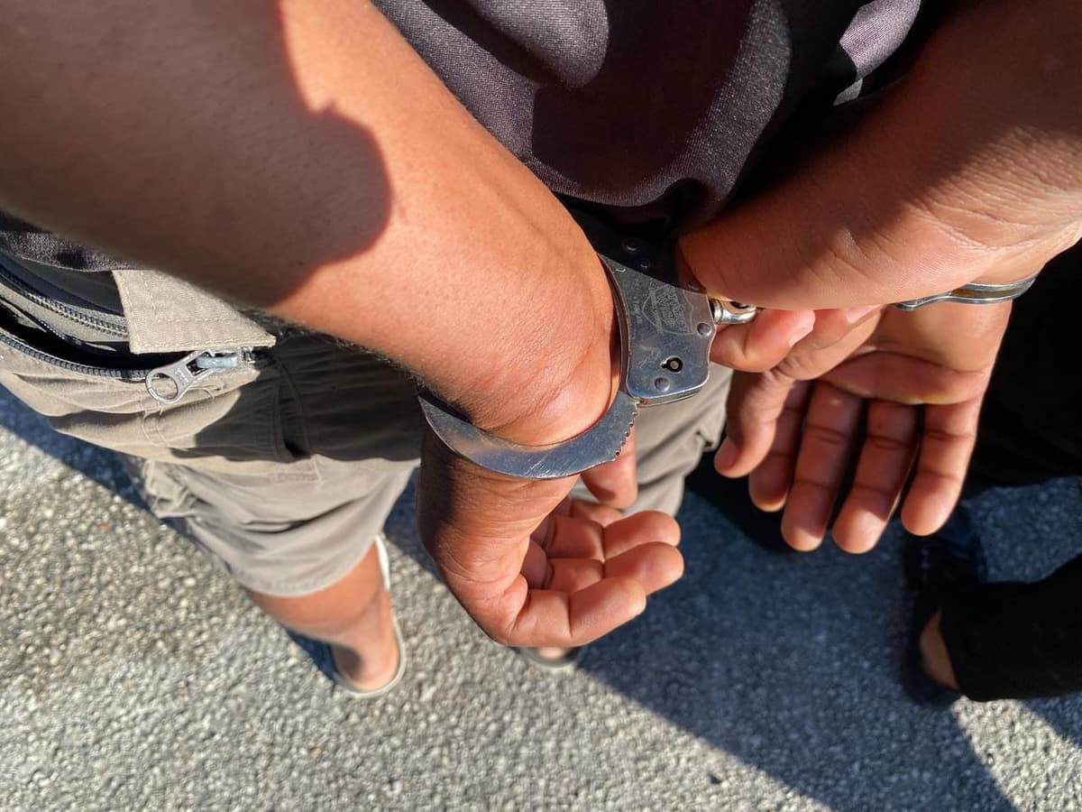 Autoridades apresan a dos fugitivos de justicia de Estados Unidos por homicidio
