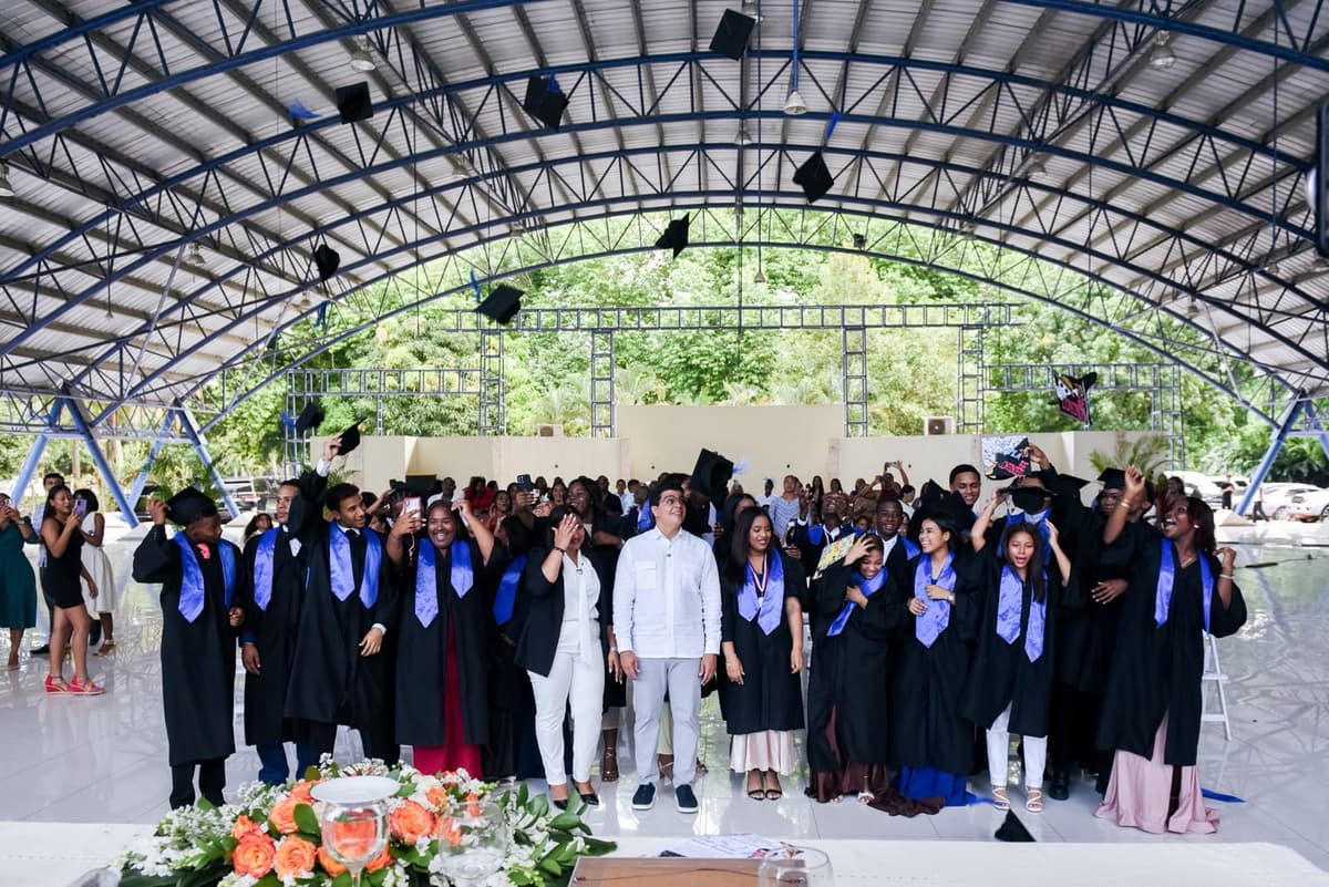 Fellito Suberví encabeza graduación de 24 nuevos bachilleres técnicos del Liceo de la CAASD