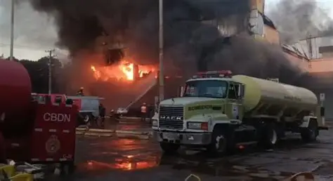 Incendio provoca daños materiales en Plaza Oasis de Villa Mella