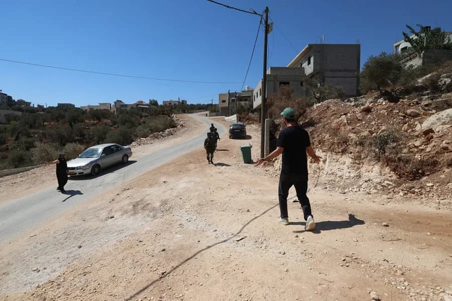 Colonos israelíes asedian a familias palestinas por cuarto día pese al despliegue militar