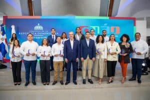 Abinader llama a la juventud a convertirse guardiana de ética