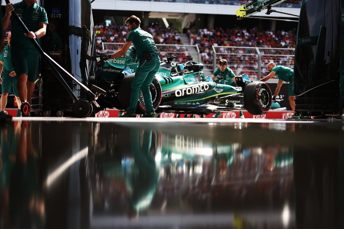 La pelota de Aston Martin, en el tejado de Honda