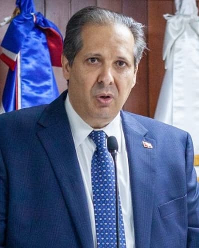 Atallah pide no dejar tratamiento de VIH