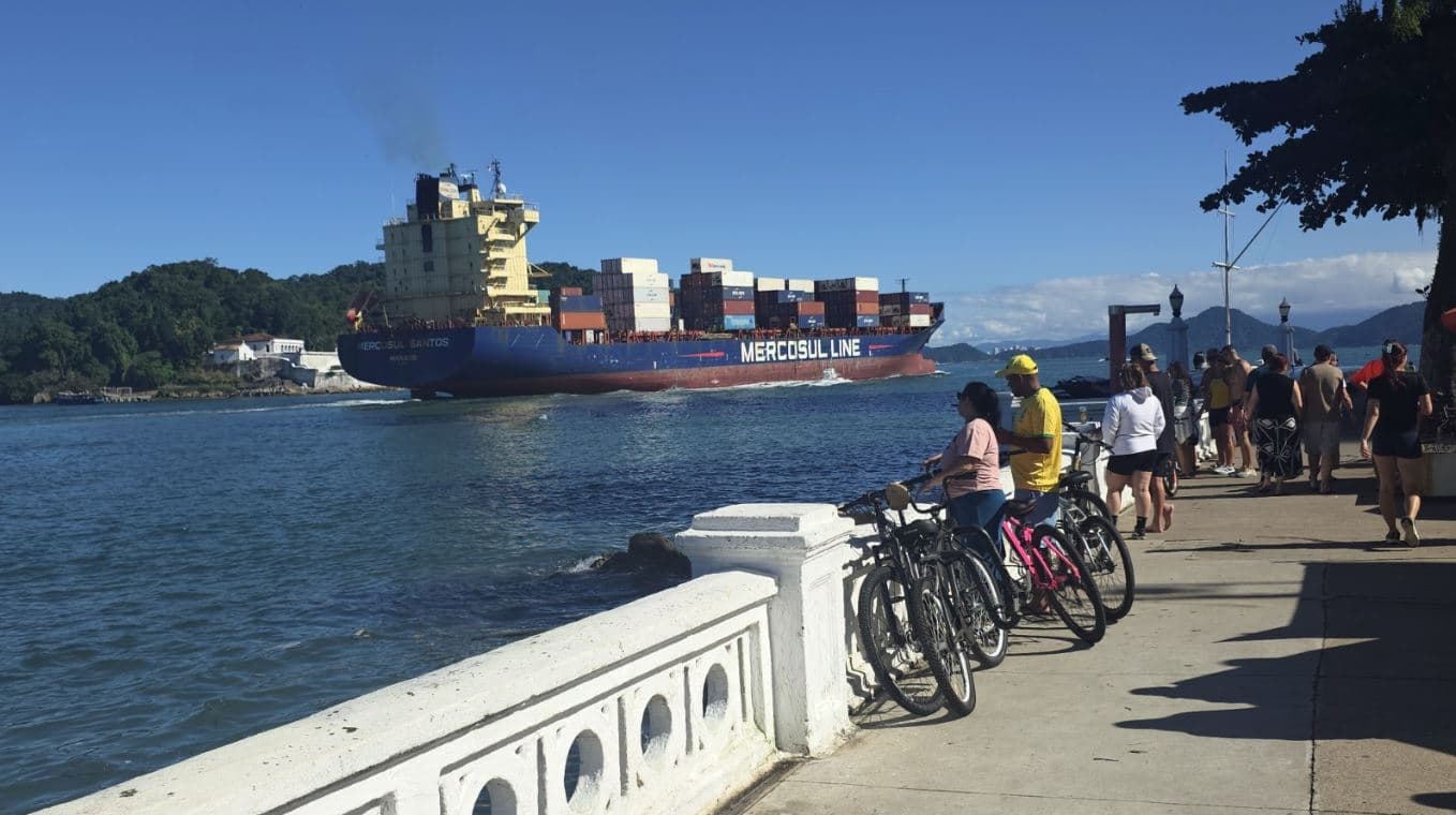 Entre alboradas y amaneceres, el puerto más grande de América Latina