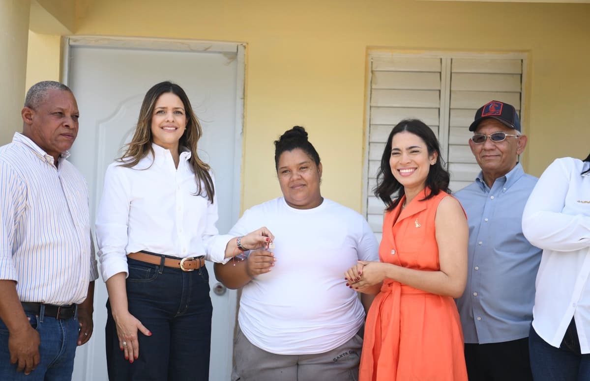 Tras perder sus hogares en un incendio, 10 familias reciben viviendas reestructuradas en Monte Cristi