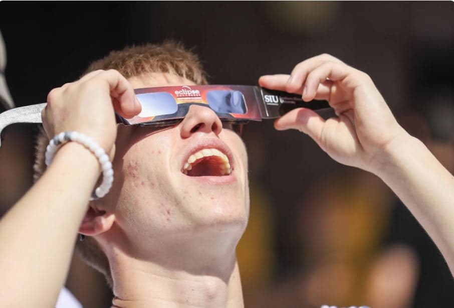 Los ópticos advierten: mirar el eclipse sin filtros puede llevar a lesiones irreversibles