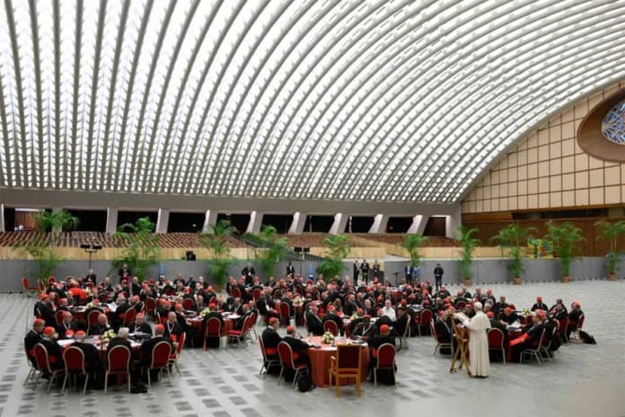 Los cardenales alertan al papa sobre el individualismo y debaten la idea de “guerra justa"