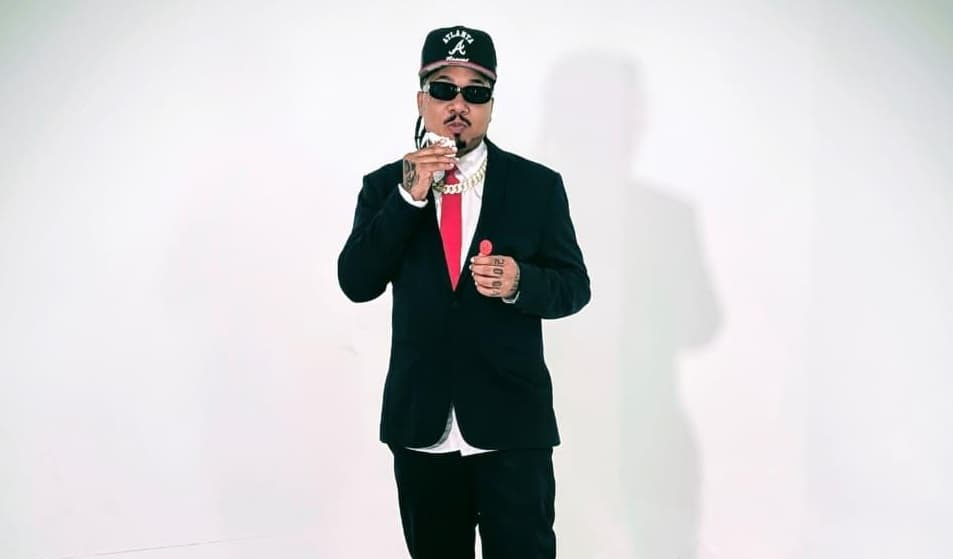 Cantante urbano presenta la cancion "En la cara se te ve"