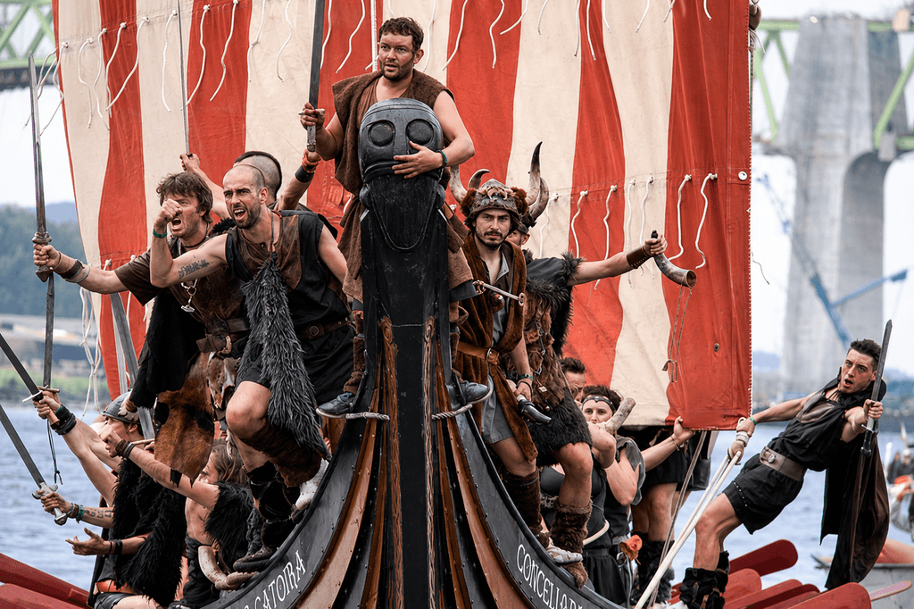 En Galicia hay un pueblo que todos los veranos recrea un desembarco vikingo con 'drakkars'. Y tiene todo el sentido