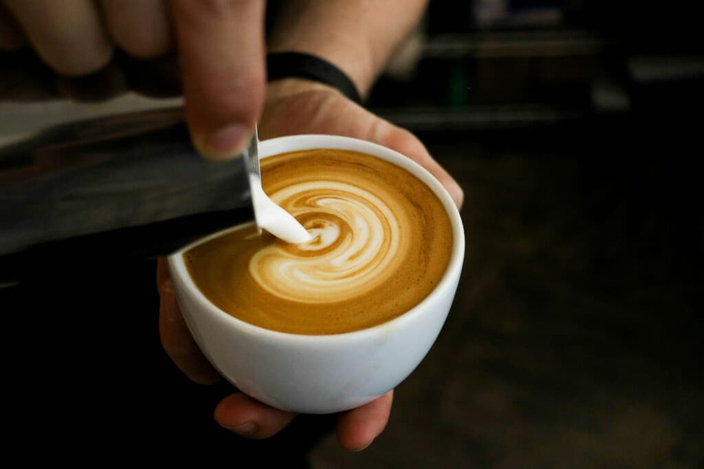 Los expertos coinciden: "El problema no es tomar café, es necesitar cinco tazas para ser funcional"