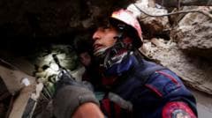 Perros, drones y detectores de sonido: cómo encuentran sobrevivientes los rescatistas en Venezuela