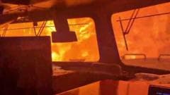 En video | El momento en el que las llamas de un incendio forestal envuelven un tren en Canadá