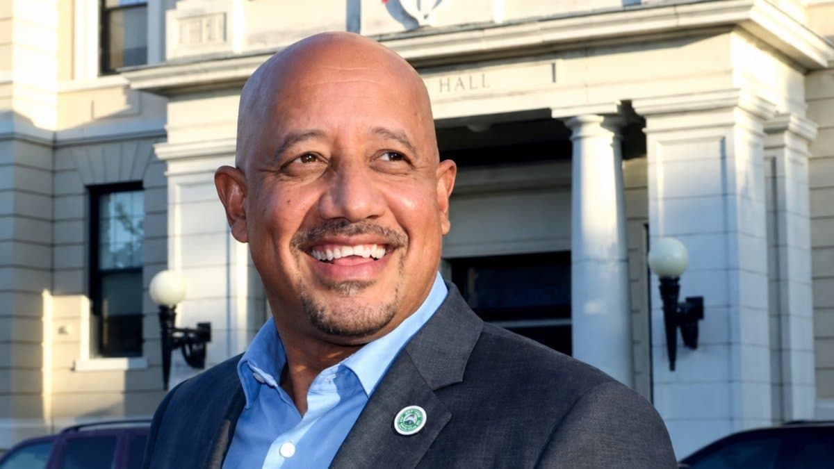 Alcalde Brian DePeña nació en Santo Domingo y llegó a Lawrence en 1989; ahora enfrenta acusación federal