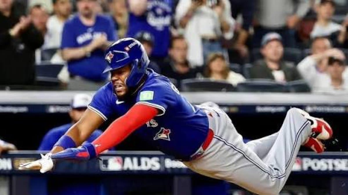 Vladimir Guerrero Jr. es evaluado por una posible conmoción cerebral