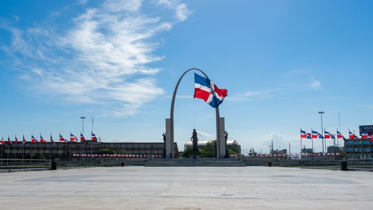 ¡Que ondee el orgullo dominicano! Efemérides Patrias llama a colocar la Bandera Nacional