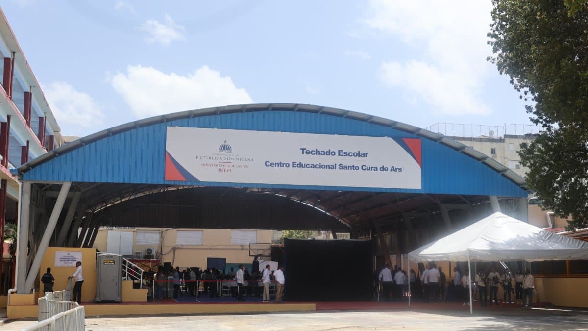 Presidente se mueve a Capotillo para inaugurar el techo de una cancha en escuela