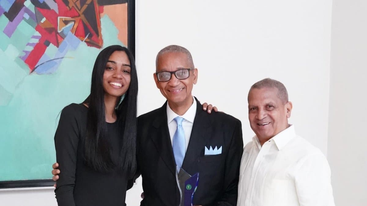 Osvaldo Rodríguez Suncar reivindica la ética y la competencia al recibir reconocimiento