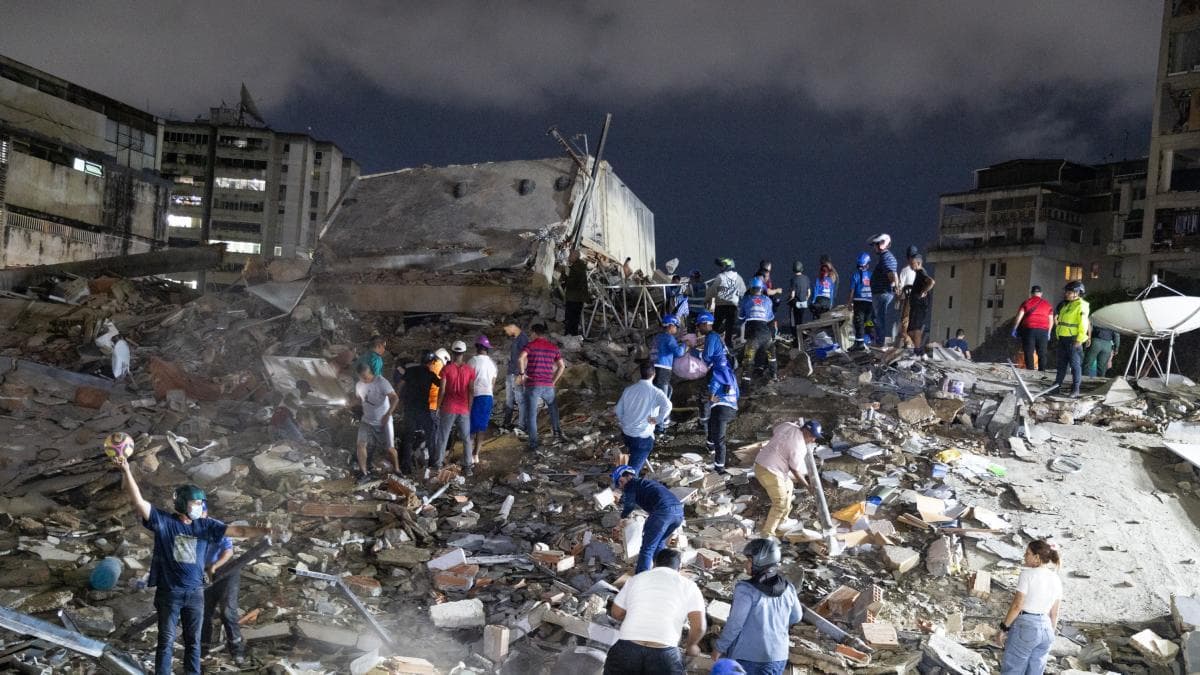 Dos potentes terremotos de magnitud 7,5 dejan 32 muertos y más de 700 heridos