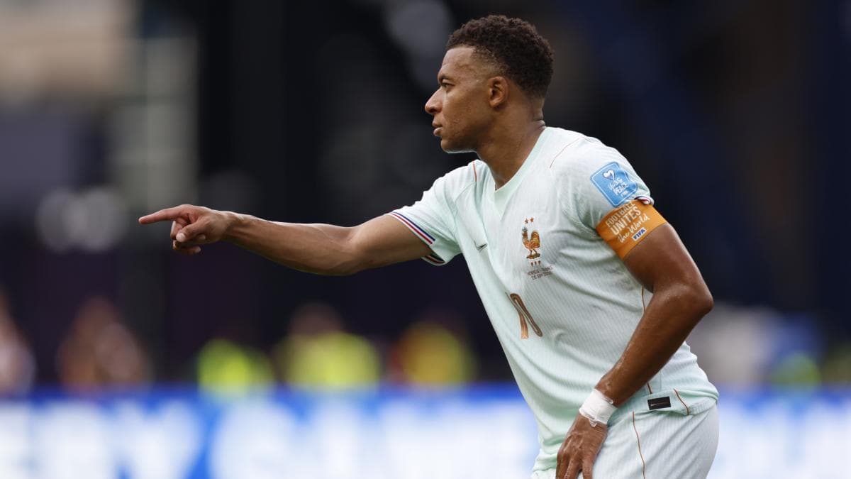 Las redes no dan crédito con lo que ha hecho Mbappé con el árbitro en el Noruega-Francia