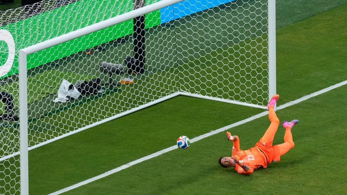 ¡Bielsa cambia a Muslera tras su error en el gol de Baena!