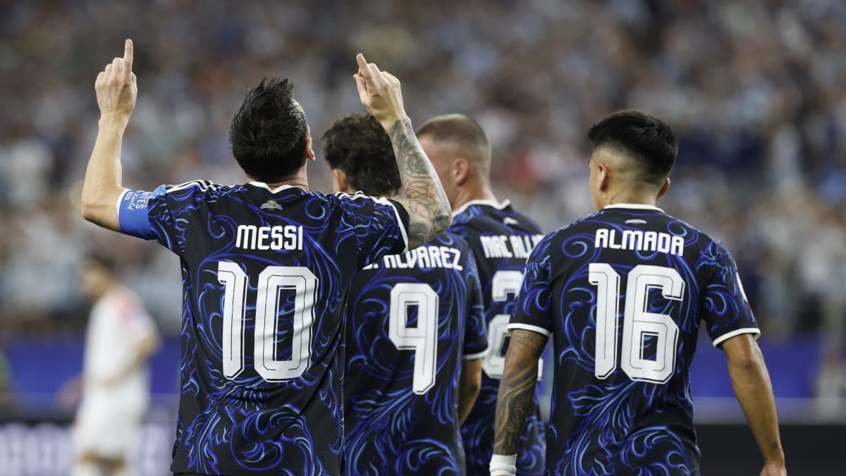 Un estelar Messi deja en un segundo plano el debut de Julián