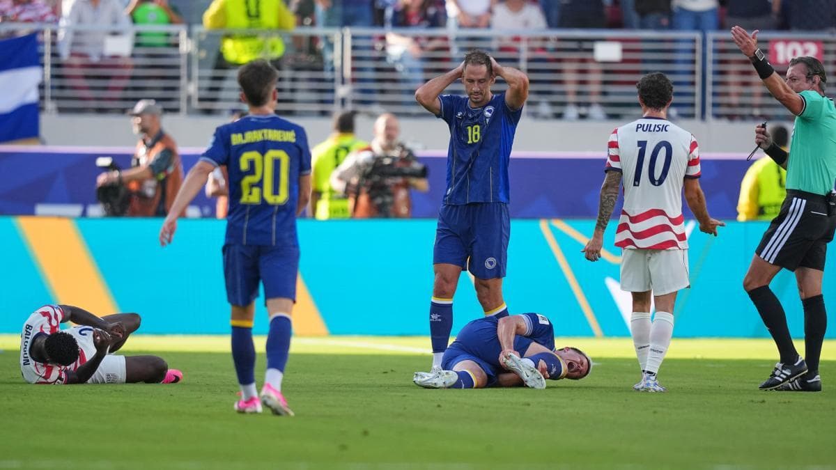 Duele solo de verlo: la dura entrada que le costó a Balogun la roja directa