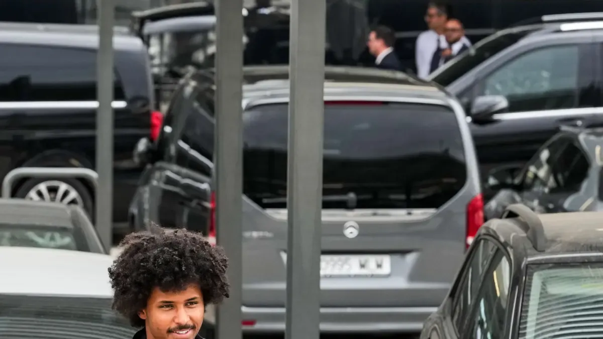 Adeyemi llega a Barcelona cargado de ilusión
