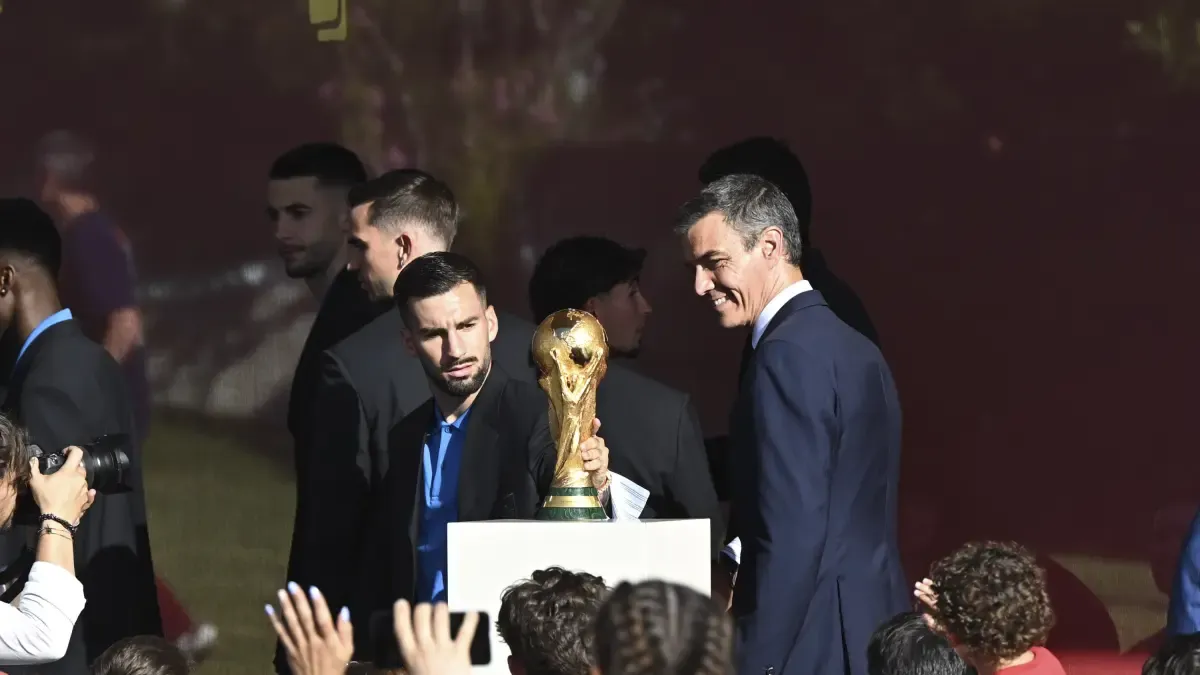 Baena le hace un 'Carvajal' a Sánchez: miró al suelo cuando saludó al presidente