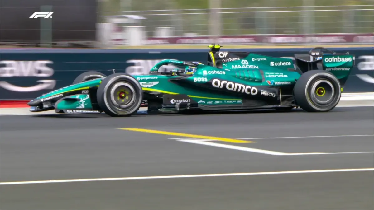 Alonso sonríe en el estreno de su nuevo Aston Martin; Leclerc domina
