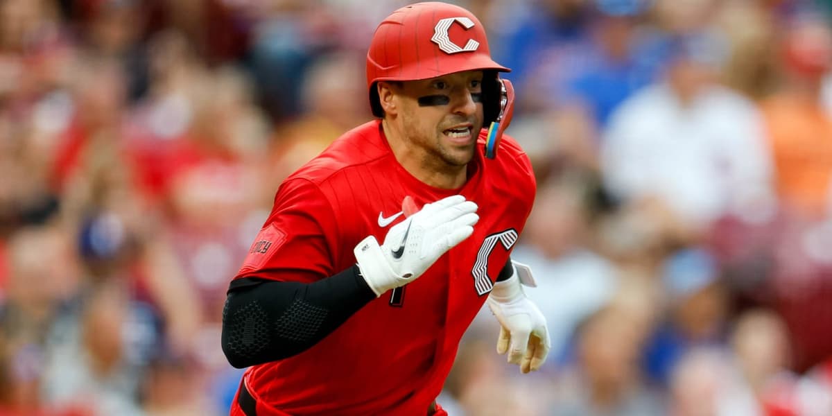 Rojos inhabilitan a Spencer Steer debido a dolencia la muñeca derecha
