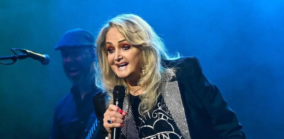 Miles de fans de la cantante Bonnie Tyler se reunen para acompañar su ataúd en Gales