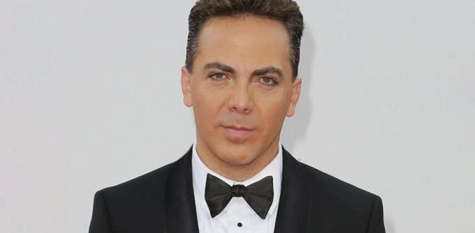 Cristian Castro se gradúa del bachillerato a los 51 años y quiere estudiar diseño industrial