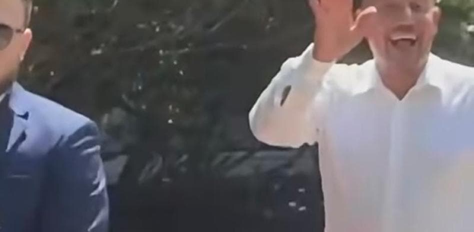 Brian De Peña, sale dando gracias tras ser puesto en libertad