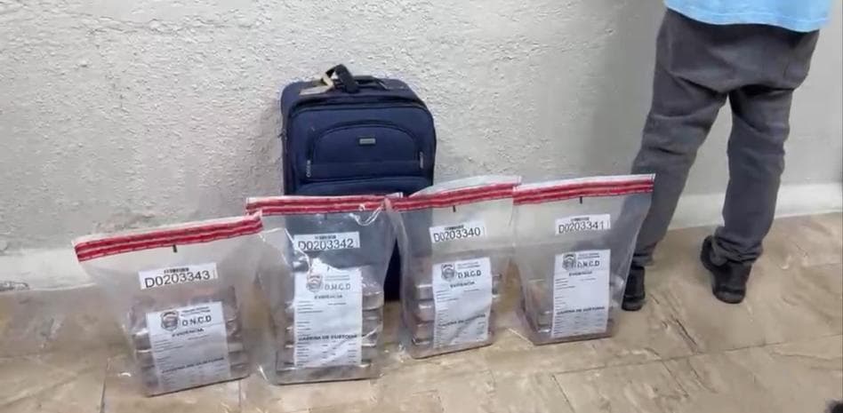 Autoridades interviene en Punta Cana canadiense con 14 paquetes de presunta cocaína