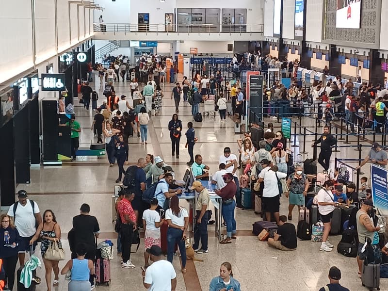 Reprograman para las 5 PM vuelo suspendido en el AILA con 435 pasajeros varados rumbo a Madrid