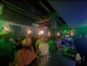Los bares: los espacios para los pasitos de los bailadores dominicanos