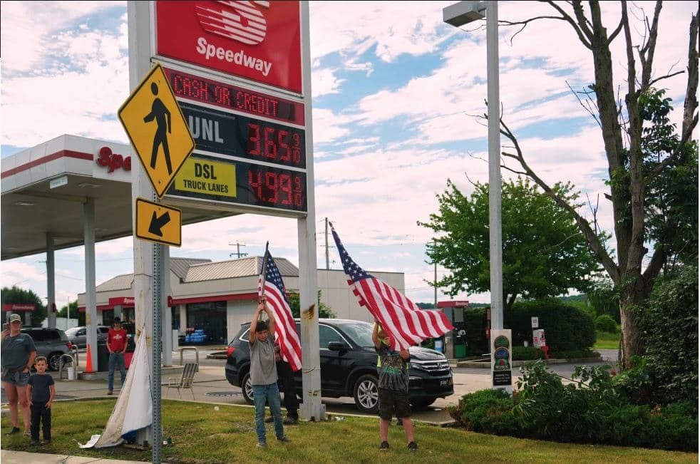 Trump lamenta que la caída del petróleo no se refleje en bajar los precios de la gasolina