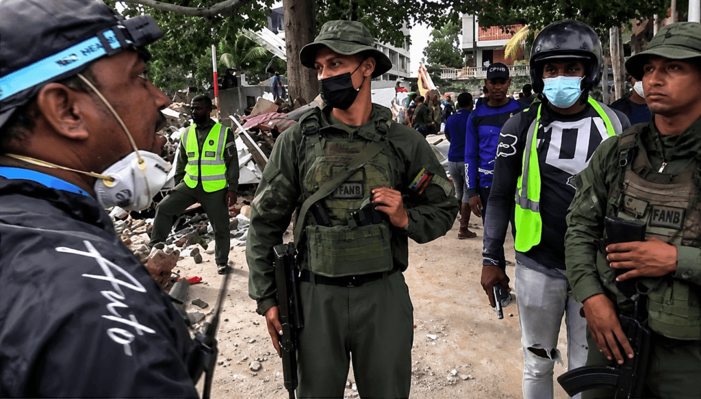 El reclamo de un venezolano en plena búsqueda de sobrevivientes: “¿Para qué un arma? Traigan una pala”